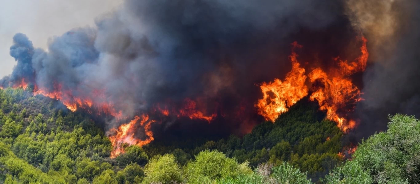 Δραματική η κατάσταση στη Βαρυμπόμπη - Χτυπούν οι καμπάνες στο Κρυονέρι για να απομακρυνθούν οι κάτοικοι